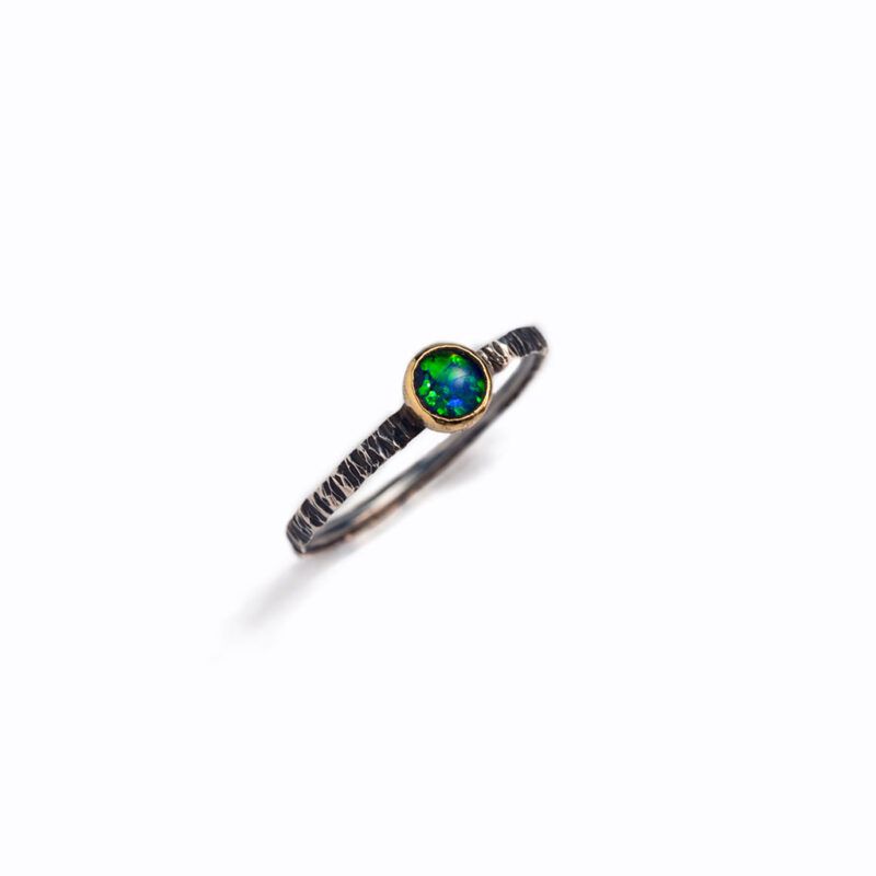 Anillo apilable opalo negro 5mm plata y oro 02