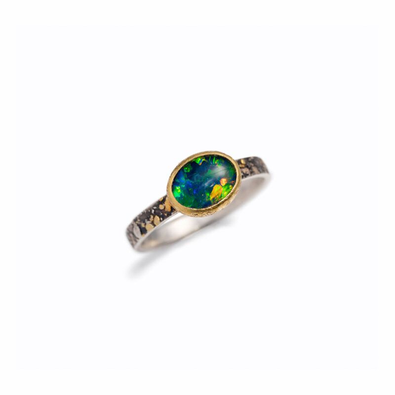 Anillo apilable opalo negro ovalado horizontal 7x9mm plata y oro 02