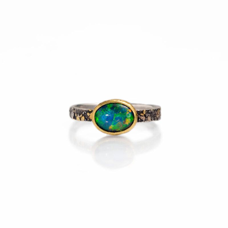 Anillo apilable opalo negro ovalado horizontal 7x9mm plata y oro