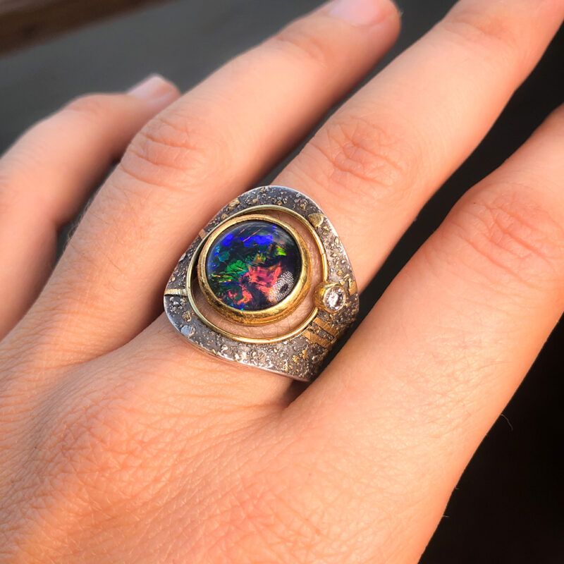 Anillo redondo de opalo negro y diamante plata y oro 22k en mano