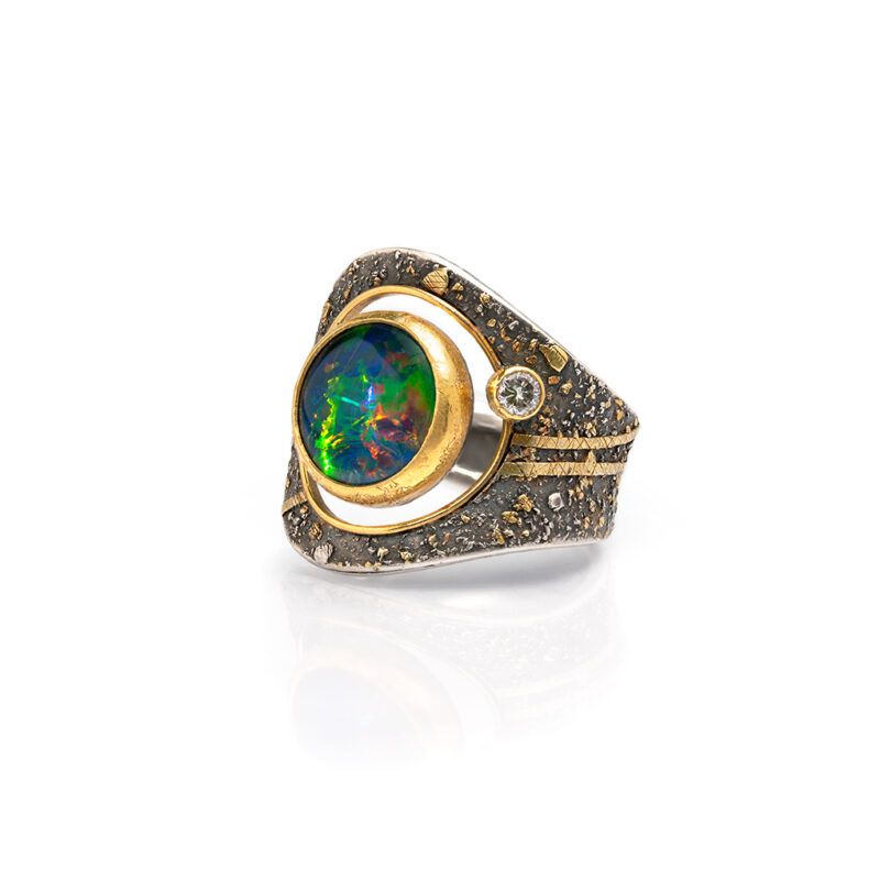 Anillo redondo de opalo negro y diamante plata y oro de 22k 01