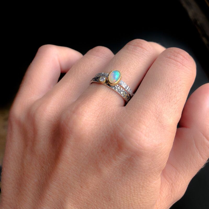 anillo apilable de diamante oro y plata en mano 03