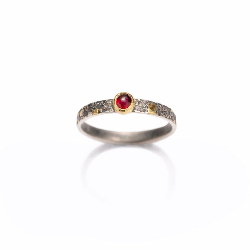 anillo apilable de rubi cabujon oro y plata