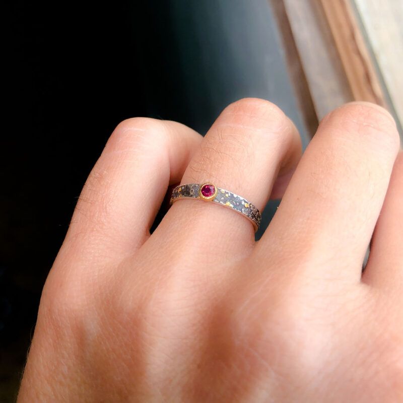 anillo apilable de rubi facetado oro y plata mano