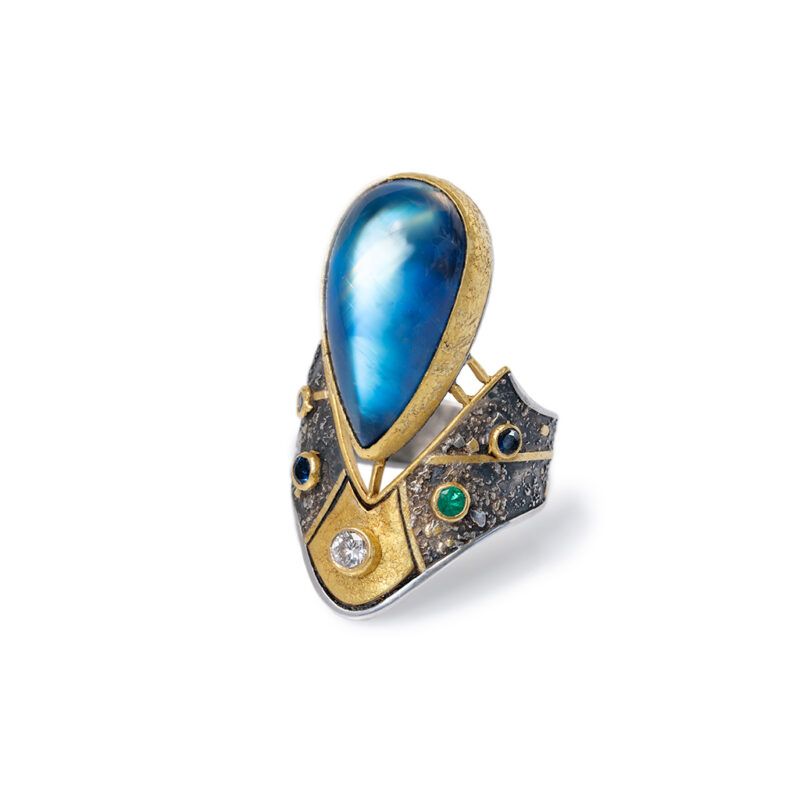 anillo de piedra luna diamante esmeralda zafiros oro y plata lateral