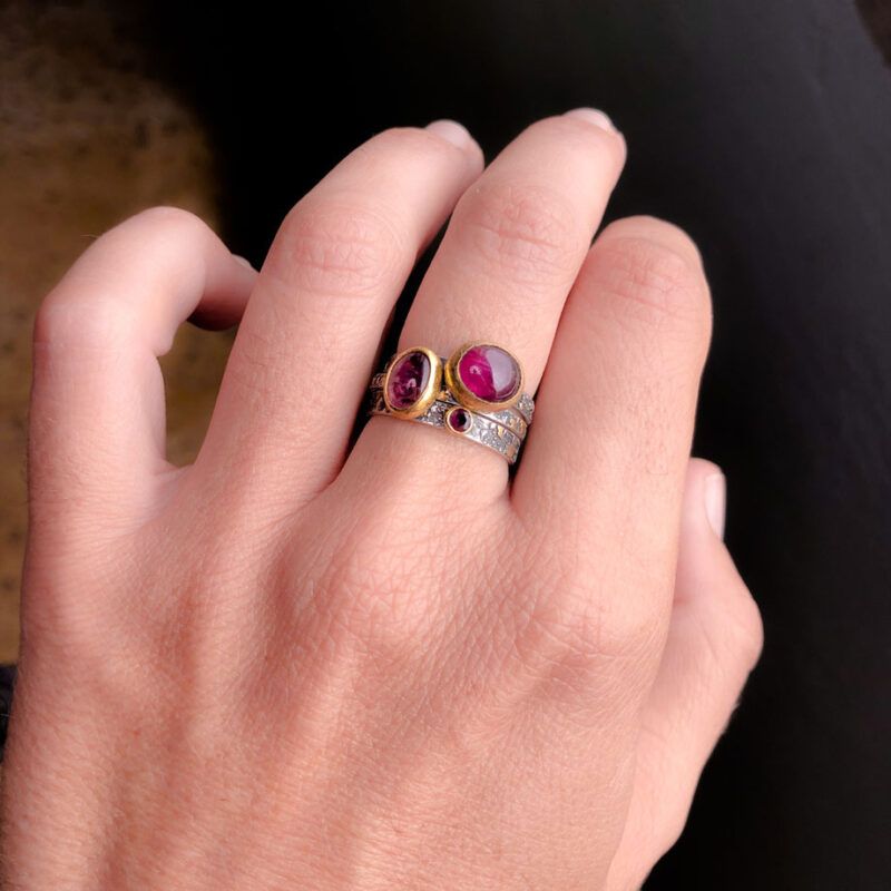 combinacion anillo apilable de rubi facetado oro y plata