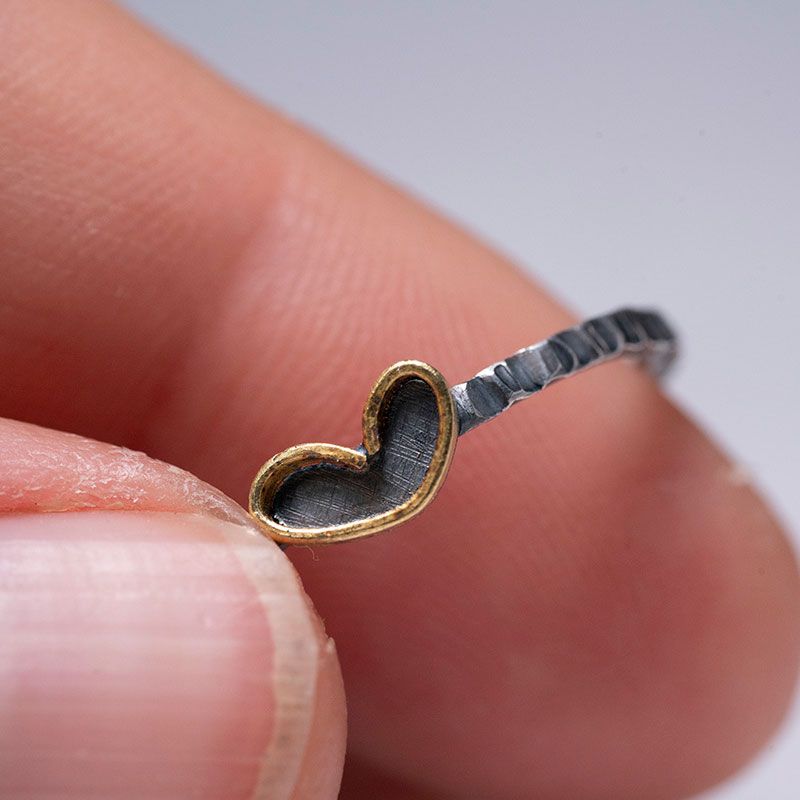 anillo corazon mano