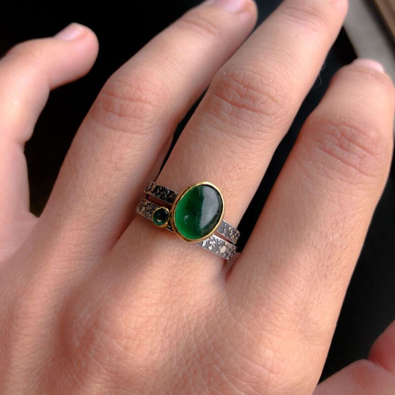 combinacion anillo apilable de esmeralda facetada oro y plata